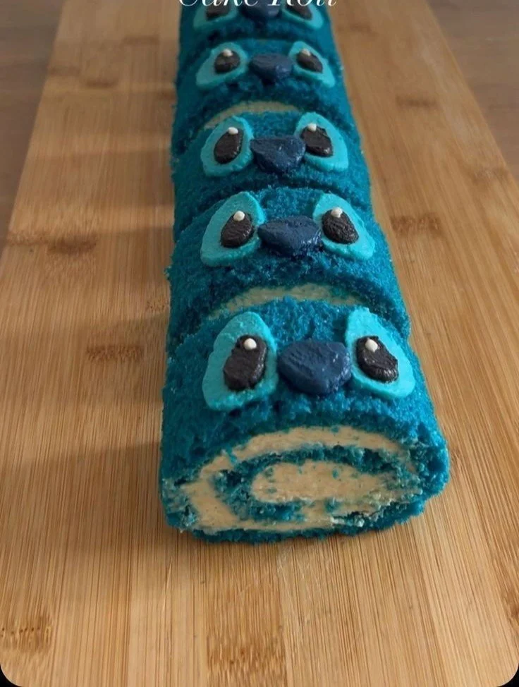 Stitch-Inspired Tropical Blue Cake Roll with vibrant colors and tropical decorations